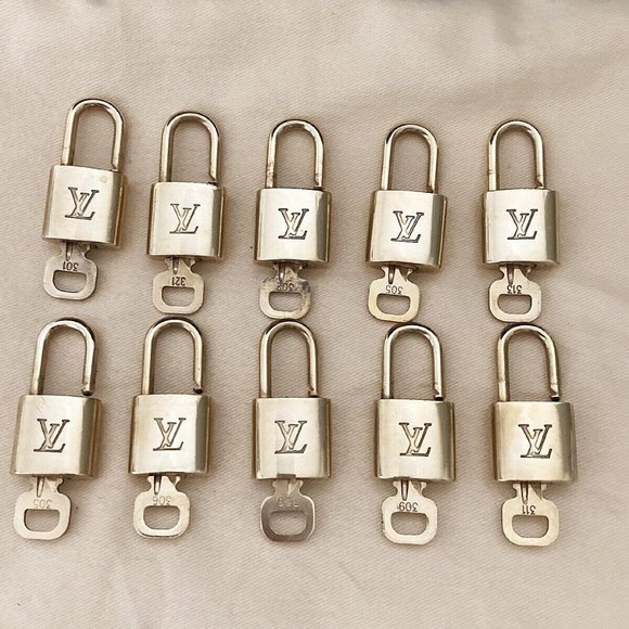 authenticity guaranteed LOUIS VUITTON LV 10 SET PADLOCK KEY BAG CHARM CADENA
